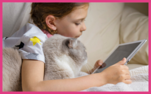 Gato observando una tablet con atención